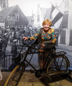 210709 Gerde Gunneweg met 100-jarige fiets