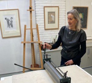 Hanneke Wessels aan het etsen